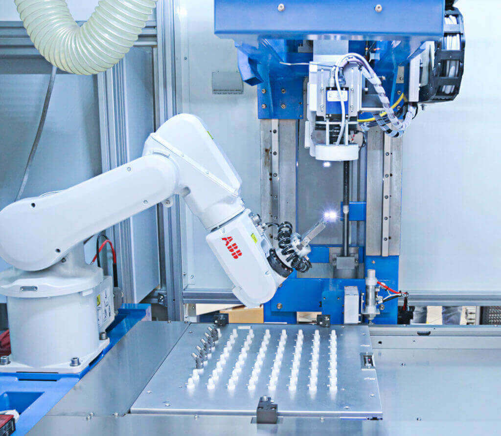 Robot01-1024x892 Laserbeschriftung von medizinischen Komponenten aus Kobalt, Edelstahl und Titanium