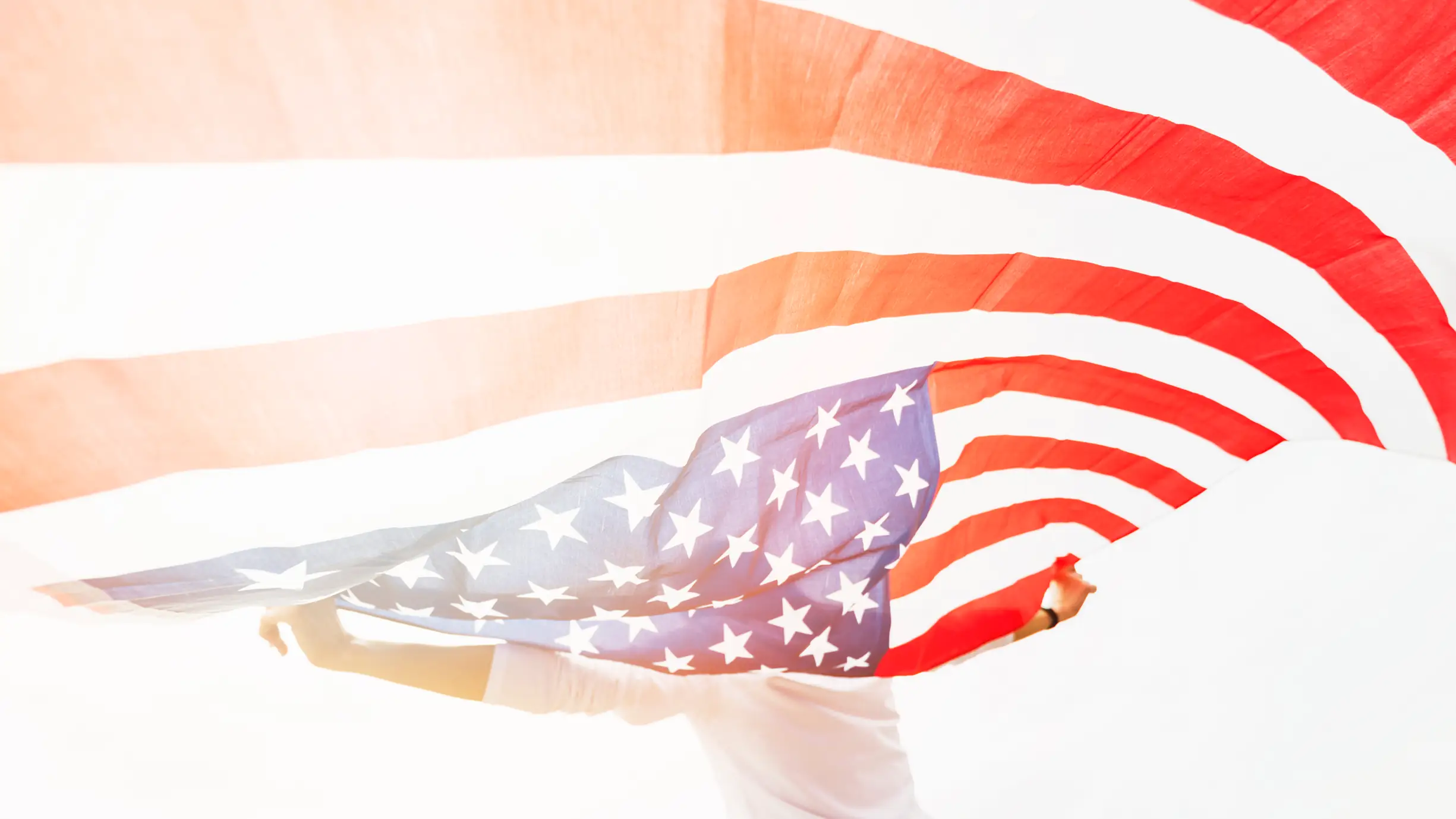 independence-day-concept-with-woman-holding-flag-sky-background Die LASIT-Geschichte